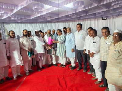 पाशा पटेल यांनी एपीएमसी सोलापूरला भेट दिली
